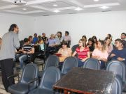 O professor de Teatro Mauricio Motta com os alunos da UERN