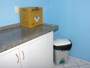 Lixeiras foram colocadas nos consultórios do CEO