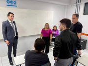 O advogado Landoaldo Falcão conversando com os dentistas servidores de Mossoróa virtual