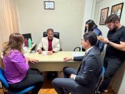 A presidente e o advogado do CRO-RN em conversa com o vereador Dr. Cubano