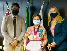 CFO entrega Medalha de Honra ao Mérito Odontológico Nacional a Cirurgiã-Dentista Elza Maria de Araújo de Minas Gerais